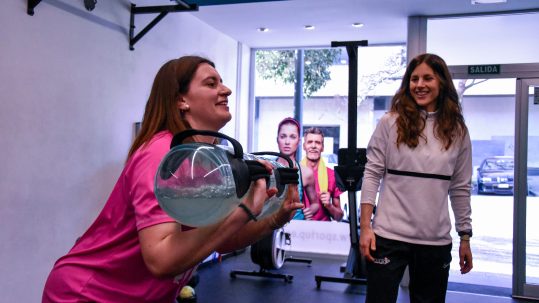 Entrenamiento de fuerza mujer con entrenadora personal en Zaragoza