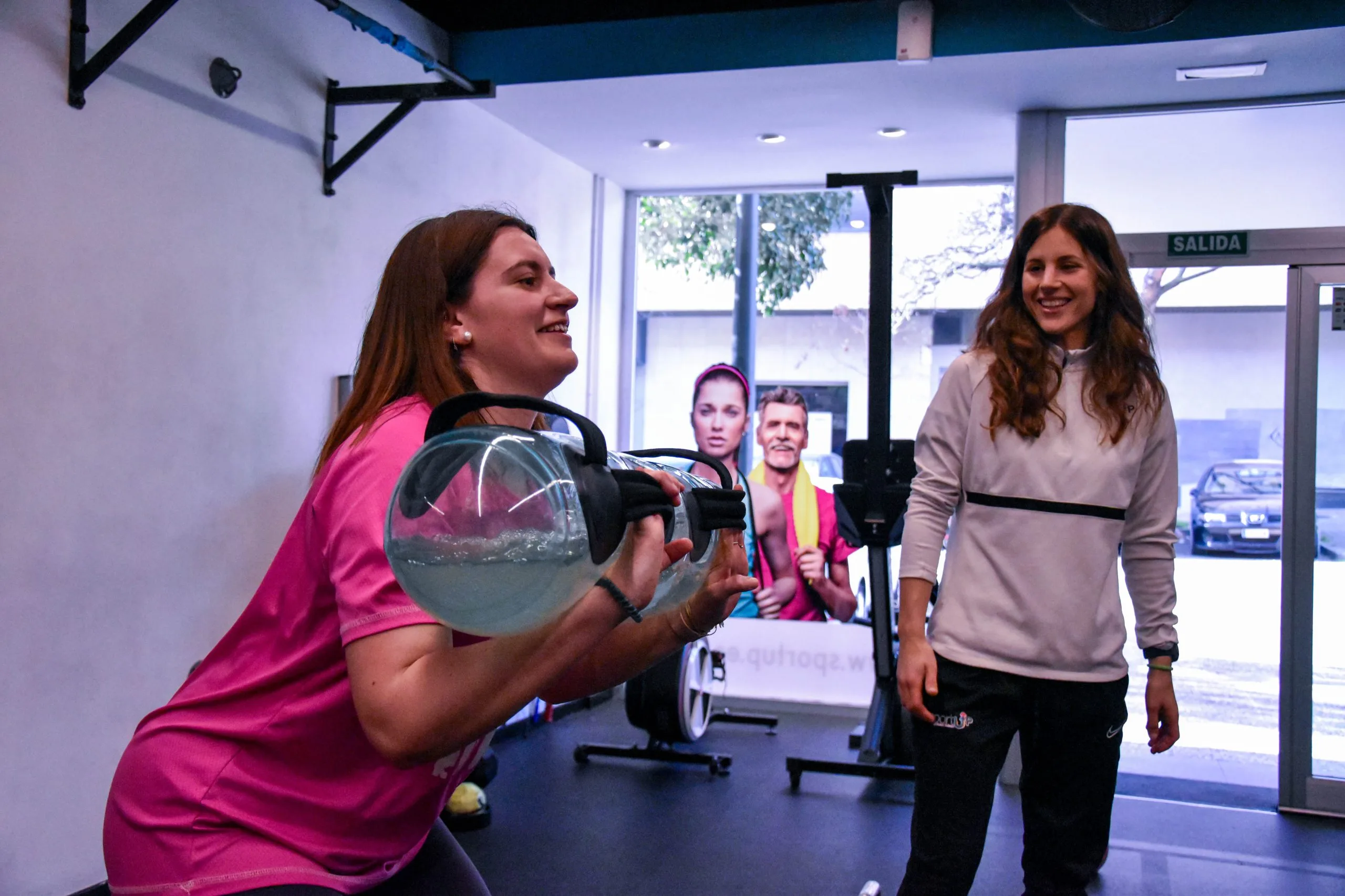 Entrenamiento de fuerza mujer con entrenadora personal en Zaragoza